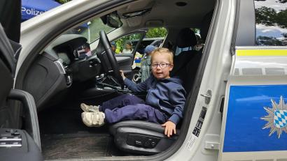 Bild: Sonja Kaute
Der fünfjährige Moritz Frischmann aus Pleystein ist stolz darauf, im Polizeiauto am Steuer Platz nehmen zu dürfen. Auch das Polizeimotorrad wollte er beim Kinderbürgerfest in Weiden unbedingt noch erklimmen.