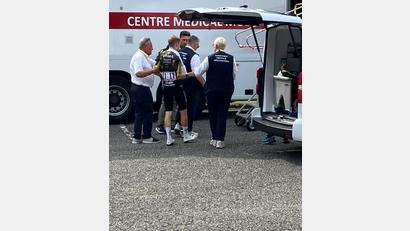 Bild: Stefan Tabeling/dpa
Jonas Vingegaard (2.v.l) steigt nach seinem Sturz in ein Röntgen-Mobil ein.