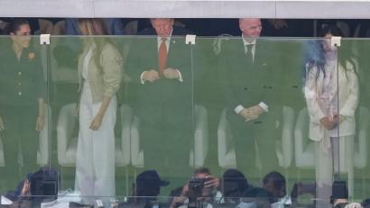Bild: Matt Slocum/AP/dpa
US-Präsident Donald Trump war hinter Glas bei ersten TV-Einblendungen kaum zu erkennen.