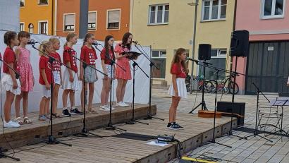 Bild: Werner Schulz
Der „Sommer machte Super-Laune“ beim Konzert des Kinderchors „Herzwärts“. Von links: Wanda Weiß, Laura Biel, Mia Oberhell, Julia Schinabeck, Magdalena Rauscher, Anna Maier, Romy Weiß, Josephine Summer und Carolina Luber, am Mikrophon Alisa Graf.