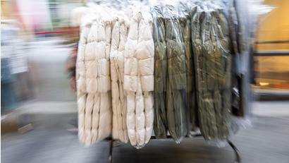 Bild: Peter Kneffel/dpa
Ab dem 19.7. gilt eine neue EU-Vorschrift: Große Firmen in der EU dürfen ungetragene Kleidung nicht mehr entsorgen. (Symbolbild)