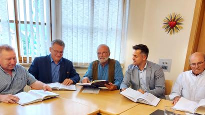 Bild: Georg Lang
Die Vorstellung des neuen Quellenbands erfolgte im Rathaussaal. Von rechts Maximilian Zinnbauer, Bürgermeister Rudolf Teplitzky, Autor Ulrich Wohlgemuth, Bürgermeister Adolf Hammer von Teunz und Franz Baumer (Layout).