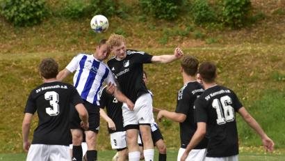 Bild: Hans Mark
Kein Sieger zum Saisonauftakt: Der SV Kemnath a. B. (schwarz) und der 1. FC Schmidgaden (blau-weiß) trennten sich 1:1.