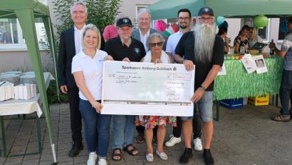 Bild: Siegfried Niebler
Von links: Landtagsabgeordneter Harald Schwartz, Jura-Wohnstätten-Geschäftsführerin Caroline Pirner, Josef Nerb, Vize-Präsident Bartclub Ostbayern, Landrat Richard Reisinger, Lisa Preuß, Hauptinitiatorin der Spendenaktion, Manoel Schmidt, stellvertretender Geschäftsführer der Jura-Wohnstätten, Willi Preuß, Mitinitiator Spendenaktion und Präsident des Bartclubs Ostbayern.
