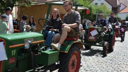 Bild: Josef Rosner
Absoluter Höhepunkt war die Ausfahrt der Oldtimer-Bulldogs. 90 Stück davon ratterten durch Konnersreuth und zogen die Blicke auf sich.