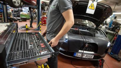Symbolbild: Marijan Murat/dpa
Verantwortlich für hohe Reparaturkosten sind nicht nur die Inflation und gestiegene Löhne, sondern auch die komplexe Fahrzeugtechnik moderner Autos. Hochsensible Sensoren, Kameras und modulare Bauteile erhöhen die Reparaturkosten – selbst bei vermeintlich kleinen Schäden.