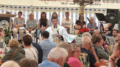 Bild: Reinhard Kreuzer
Der ökumenische Gottesdienst im Festzelt bildete den feierlichen Auftakt zur Segnung und Eröffnung des neuen Dorfplatzes in Neunkirchen.