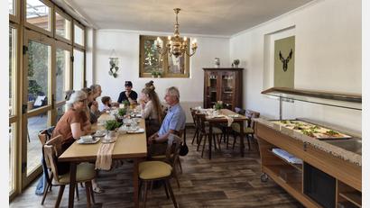 Bild: lue
Seit 1. Juli ist der Landgasthof "Zum Hirschen" in Waldeck wieder eröffnet. Vormittags frühstücken dort Hotelgäste der Hollerhöfe.