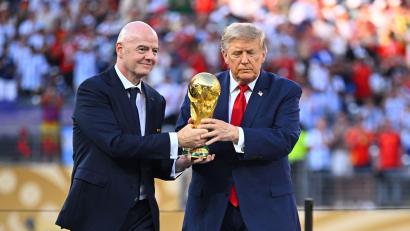 Bild: Tom Weller/dpa
Donald Trump (r) und Gianni Infantino bringen den WM-Pokal.