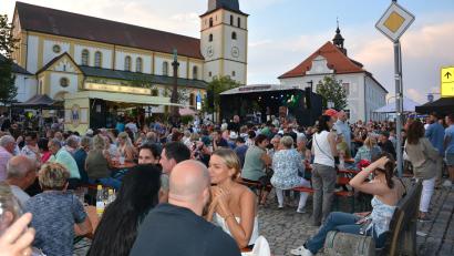 Archivbild: Josef Rosner
Ähnlich wie vor zwei Jahren soll es auch heuer wieder beim Marktplatzfest werden. Damals kamen bei bestem Wetter tausende Besucher.