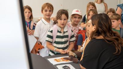 Bild: Marina Gube
In der Teddybärklinik der OTH Weiden untersuchen und behandeln die Kinder ihre kleinen Patienten gemeinsam mit Studierenden.