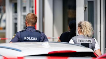 Bild: -/dpa
Wie kam es zu dem Streit? Wieso war der Mann mit einem Messer bewaffnet? Noch sind viele Fragen offen.
