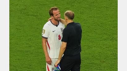 Bild: Marta Lavandier/AP/dpa
Kapitän Harry Kane verteidigt Thomas Tuchel gegen die einprasselnde Kritik.