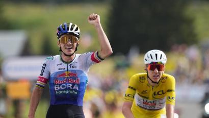 Bild: Thibault Camus/AP/dpa
Remco Evenepoel und Tadej Pogacar beschweren sich über die nächtlichen Dopingkontrollen..