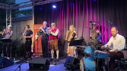Bild: Susanne Schwab
Mit bayerischer Weltmusik begeisterte die Unterbiberger Hofmusik mit (von links) Andreas Unterreiner, Xaver Maria Himpsl, Franz Josef Himpsl jun., Franz Josef Himpsl, Irene Himpsl, Florian Mayerhofer (verdeckt durch seine Tuba) und Ludwig Maximilian Himpsl beim Eröffnungskonzert des 31. Amberger Sommerfestivals sein Publikum.