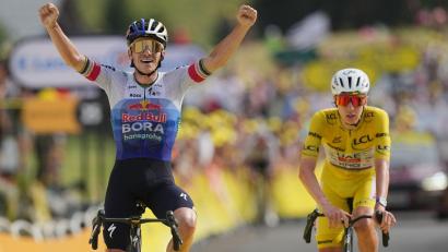 Bild: Thibault Camus/AP/dpa
Remco Evenepoel jubelt im Ziel vor Tadej Pogacar.