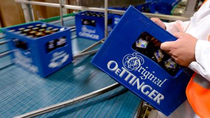 Bild: Peter Steffen/dpa
Die Brauerei Oettinger aus Schwaben ist schon wieder auf der Suche nach einem neuen Chef. (Archivbild)