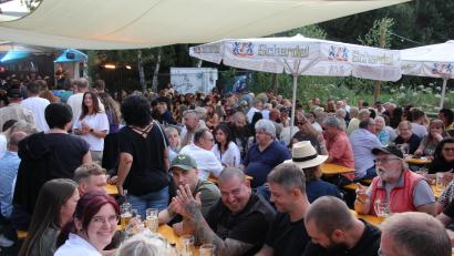 Bild: Konrad Rosner
In lauschiger Sommernacht genossen die Besucher die Atmosphäre beim Fischerfest.