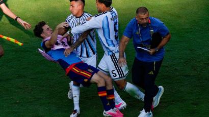 Bild: Yuki Iwamura/AP/dpa
Die FIFA ermittelt nach den Vorfällen nach dem Ende des WM-Endspiels.