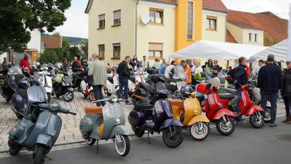 Bild: Jürgen Masching
Auf dem Dorfplatz in Schwarzenbach reihten sich am Wochenende unzählige Vespas aneinander.