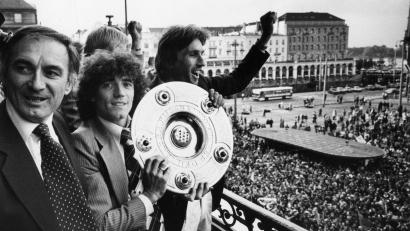 Bild: picture alliance / dpa
Kevin Keegan nach dem Gewinn der Meisterschaft mit dem HSV