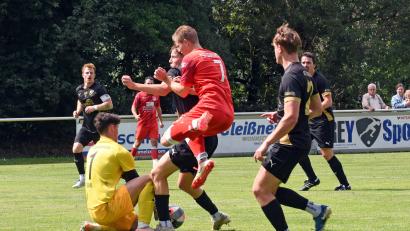 Bild: Rudi Gebert
Der TSV Waldershof und der FC Tirschenreuth trennten sich am Sonntag 4:4. In dieser Szene hat der Waldershofer Nick Adam (rotes Trikot) das Nachsehen gegen FC-Torwart Patrick Rahn.