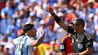Bild: Tom Weller/dpa
Argentiniens Enzo Fernandez wird im WM-Finale vom Platz gestellt.
