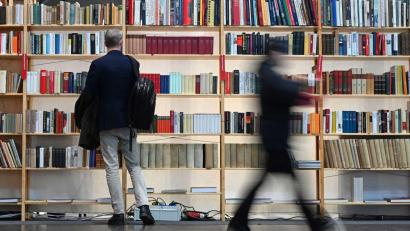 Bild: David Hammersen/dpa
Mit „Das Pfarrhaus“ legt die walisische Autorin Carys Davies einen stillen, aber hochspannenden neuen Roman vor. (Symbolbild)