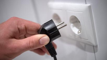 Symbolbild: Sina Schuldt/dpa
Im Landkreis Schwandorf hat ein 31-Jähriger mutmaßlich über Monate hinweg einfach den Strom in einem Mehrparteienhaus angezapft, aber nicht bezahlt.