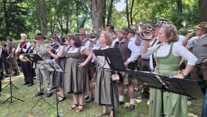 Bild: Gabriela Amann
Die Jagdhornbläser-Gruppe der Hegegemeinschaft Schwarzenfeld stand im Mittelpunkt ihres Jubiläumskonzerts.