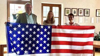 Bild: Gerhard Krones
Die Juniorbotschafterin Paula Dotzler (Bildmitte) mit Bürgermeister Uwe König und Bundestagsabgeordneter Susanne Hierl zeigen mit der Flagge der USA an, wo es für Paula hingeht