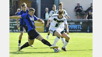 Bild: Hubert Ziegler
Beim 3:2-Pokalsieg in Ammerthal musste die Weidener Abwehr um Paul Gebhard (links, im Zweikampf gegen Tim Baierlein) zum Teil Schwerstarbeit leisten. Im ersten Punktspiel in Bamberg wartet erneut eine anspruchsvolle Aufgabe auf die SpVgg-SV-Defensive.