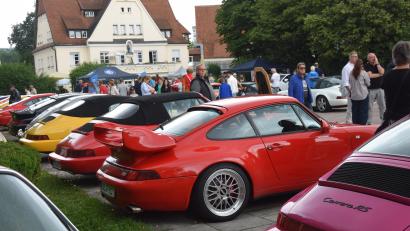 Bild: Paul Böhm
Der Platz vor dem Drahthammer-Schlössl in Amberg war am Sonntag der Dreh- und Angelpunkt des gesellschaftlichen Lebens beim großen Porsche-Treffen gewesen.