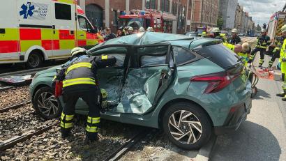 Bild: Berufsfeuerwehr München/dpa
Mutter und Tochter wurden nach dem Unfall im Krankenhaus behandelt.