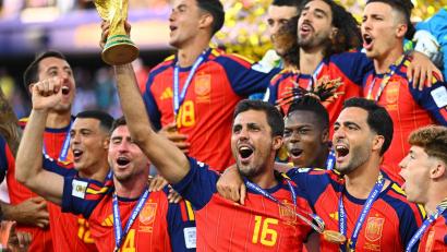 Bild: Tom Weller/dpa
Spanien mit seinem überragenden Kapitän Rodri bejubelt den WM-Titel.