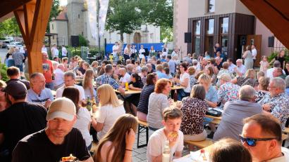 Bild: Robert Dotzauer
Die prächtige Atmosphäre im Innenhof des ehemaligen Vermessungsamtes erwies sich beim zentralen Sommerfest der Musikschule im Vierstädtedreieck als idealer Festplatz.