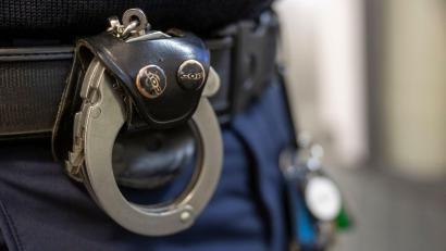 Bild: Peter Kneffel/dpa
Die Polizei hat in Schwaben gegen einen 15-Jährigen wegen des Verdachts der Vorbereitung eines Terroranschlags ermittelt. (Symbolbild)