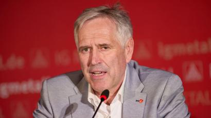 Bild: Georg Wendt/dpa
Horst Ott, der Landesvorsitzende der IG Metall Bayern, ist über den Trend zur Verlagerung ins Ausland besorgt. (Archivbild)