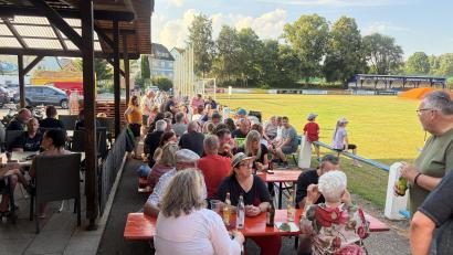 Bild: Holger Eckert
Der Pop-Up-Biergarten in Auerbach zieht zahlreiche Besucher an.