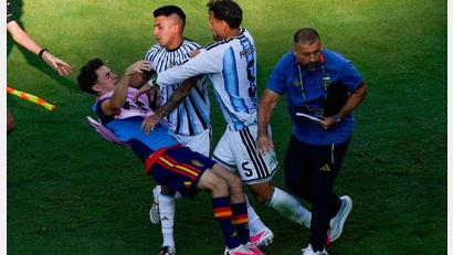 Bild: Yuki Iwamura/AP/dpa
Der Argentinier Leandro Paredes schubste Spaniens Gavi zu Boden.