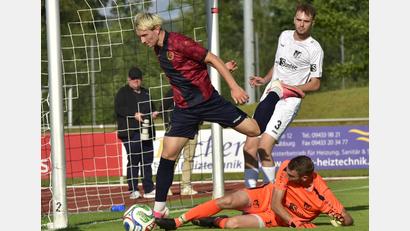 Bild: Hans Mark
Schwarzenfelds Torwart Stefan Seitz (am Boden) stand gegen Unterhaching oft im Brennpunkt. Hinten FC-Verteidiger Max Kauz.