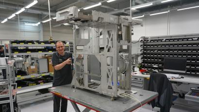 Bild: jut
Ein Wavelight-Mitarbeiter arbeitet in Pressath an einem Grundgerüst, aus dem später ein hochkomplexes Augenlasersystem wird.
