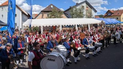 Bild: gri
Ein Dorf voller Musikanten: Nach dem Sternmarsch spielten alle Blaskapellen als Gemeinschaftschor.