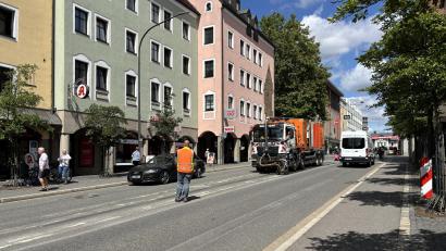 Bild: mcl
Bauarbeiter entfernen am Montag den umstrittenen Mittelstreifen in der Dr.-Pfleger-Straße.