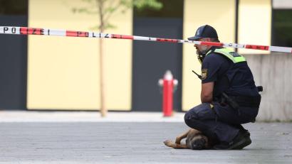 Bild: Karl-Josef Hildenbrand/dpa
Bei dem Angriff an einem Gymnasium waren zwei 13 Jahre alte Mädchen schwer verletzt worden. (Archivbild)