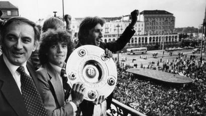 Bild: picture alliance / dpa
Kevin Keegan nach dem Gewinn der Meisterschaft mit dem HSV. (Archivbild)