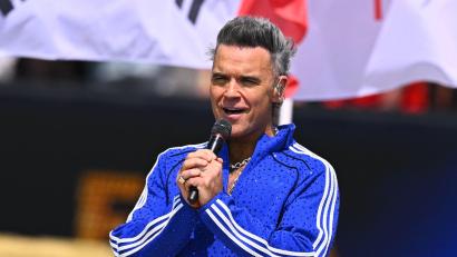 Bild: Tom Weller/dpa
Robbie Williams sang vor dem Finale.