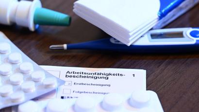 Bild: Bernd Weißbrod/dpa/dpa-tmn
Nach einer DAK-Auswertung sank der Krankenstand im ersten Halbjahr leicht. (Archivbild)