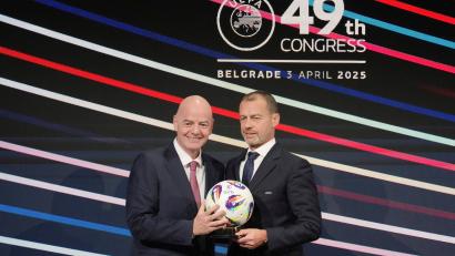 Bild: Darko Vojinovic/AP/dpa
Infantino und Ceferin sind längst nicht immer einer Meinung. (Archivbild)