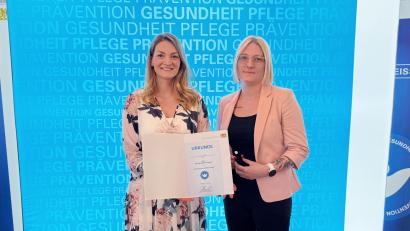 Bild: Bayerisches Staatsministerium für Gesundheit, Pflege und Prävention
Daniela Grenzer (rechts) aus Weiden erhielt von Gesundheitsministerin Judith Gerlach (links) die Auszeichnung "Weißer Engel".